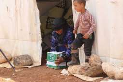 مركز الملك سلمان للإغاثة يواصل لليوم الرابع عشر توزيع السلال الغذائية ووجبات إفطار الصائم على النازحين في المخيمات في ريف حلب الشمالي