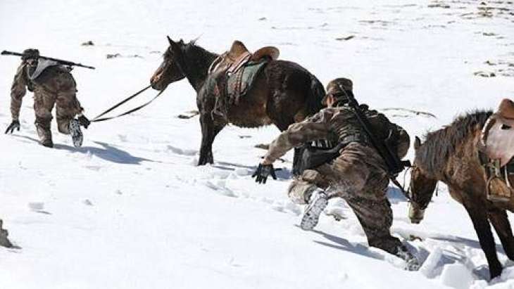 Soldiers patrol the snow-covered China-Pakistan border