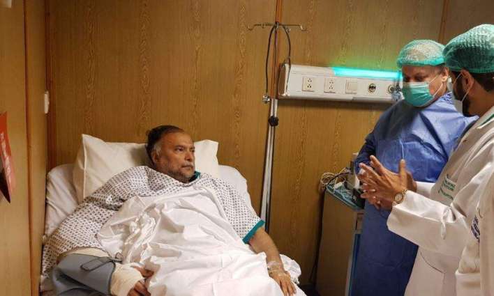 Nawaz Sharif visits Ahsan Iqbal at Services Hospital