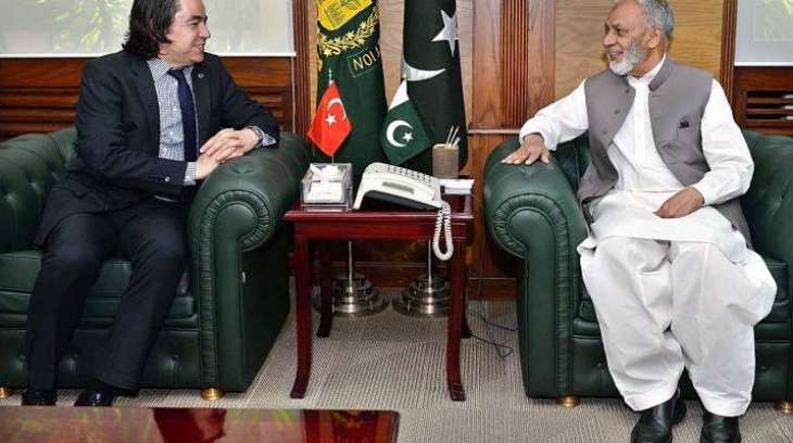السفير التركي لدى باكستان يلتقي وزير الإنتاج الدفاعي الباكستاني