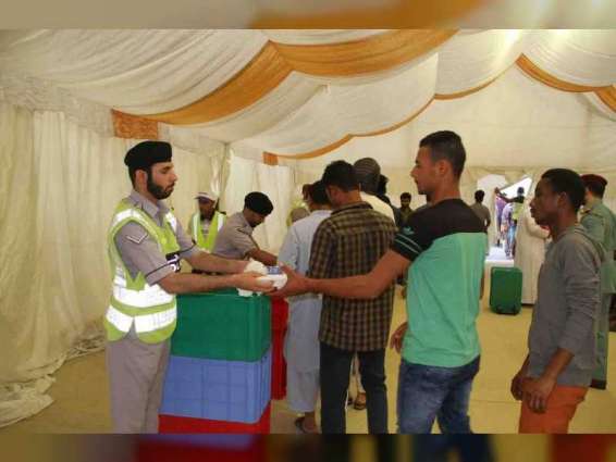 شرطة عجمان توزع وجبات إفطار على الصائمين في الإمارة لتعزيز مسؤوليتها المجتمعية