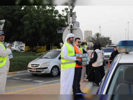 ضباط ومنتسبي شرطة أبوظبي يشرفون على توزيع وجبات الإفطار على السائقين