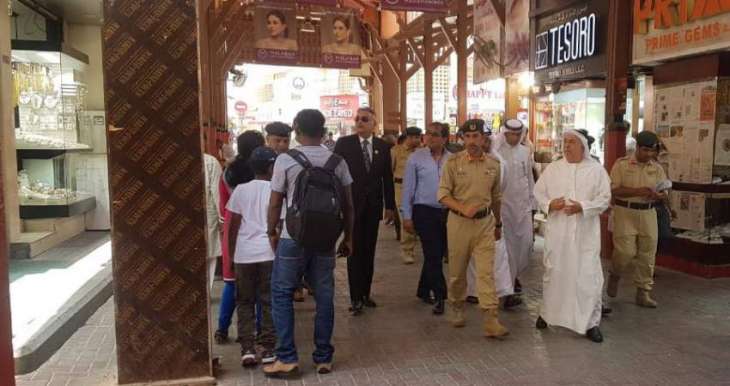 القائد العام لشرطة دبي يقوم بجولة ميدانية في مجمع سوق الذهب
