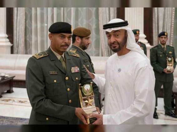 محمد بن زايد يكرم الفائزين بـ " جائزة القوات المسلحة للتميز والابتكار "