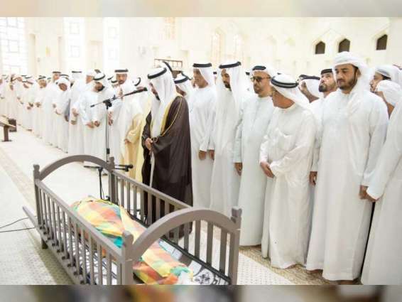 حاكم رأس الخيمة وولي عهده يؤديان صلاة الجنازة على جثمان عبدالله سلطان الشرهان