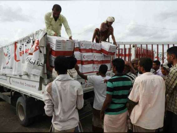 "الهلال" توزع 2800 سلة غذائية على أهالي الساحل الغربي لليمن ..و تضيء حياة 2500 يمني في الخضراء 