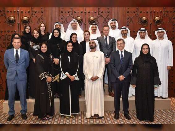 محمد بن راشد يلتقي لجنة دبي للاتصال الخارجي ويدعو أعضاءها لتعزيز التعاون مع الإعلام العالمي