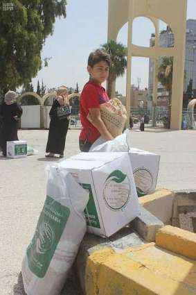 مركز الملك سلمان للإغاثة يواصل لليوم السابع توزيع السلال الرمضانية على الأسر السورية اللاجئة في الأردن
