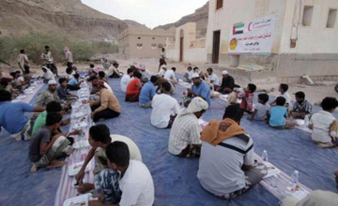            الهلال الأحمر الإماراتي يوزع وجبات إفطار صائم بمحافظة حضرموت اليمنية           