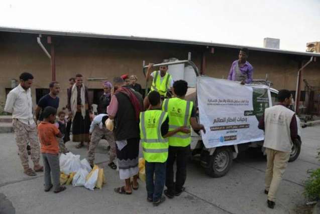 مركز الملك سلمان للإغاثة يواصل لليوم التاسع توزيع وجبات إفطار الصائم في محافظة تعز