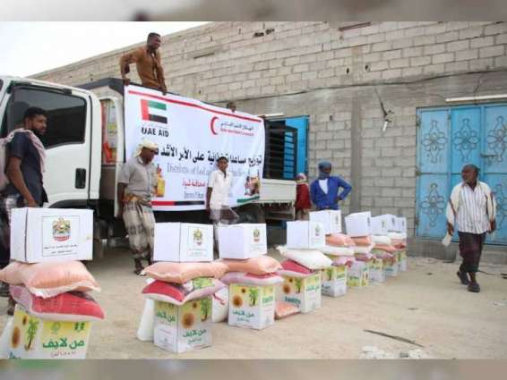 " الهلال الأحمر الإماراتي " يوزع مساعدات إغاثية عاجلة على أهالي رضوم اليمنية