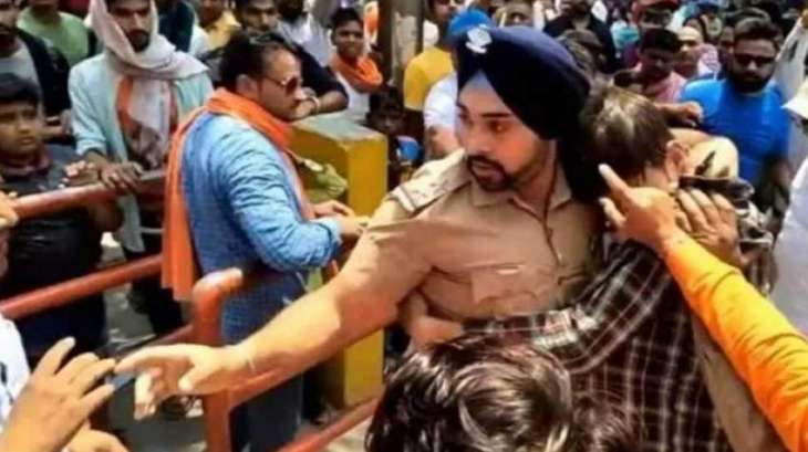 Sikh cop is being celebrated for his act of saving Muslim man from Hindu mob