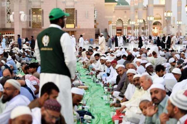 متطوعون يتنافسون على إطعام وسقيا الصائمين في المسجد النبوي وجادة قباء