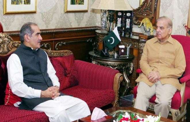 وزير السكك الحديدية الباكستاني ورئيس وزراء حكومة إقليم البنجاب الباكستاني يناقشان الوضع السياسي الراهن في البلاد
