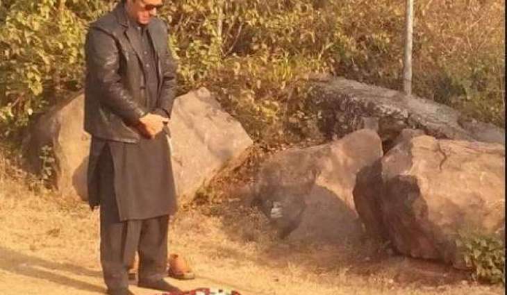 مشہور کالم نگار نے عمران خان بارے دلچسپ واقعہ سنا دتا
الزماں دی زد وچ رہن والا عمران خان اُٹھیا، اوہنے اک کونے وچ مصلی وچھایا تے نماز لئی کھلو گیا، میں ایہ سوچ رہیا سی ایہ اوہ انسان اے جیہدے مخالف پتا نہیں ایہدے اُتے کیہڑے الزام لاؤندے نیں تے ایہ ایہناں سارے الزاماں نوں اک پاسے رکھ کے اپنے خالق ساہمنے پیش ہو جاندا اے:مشہور کالم نگار مظہر برلاس