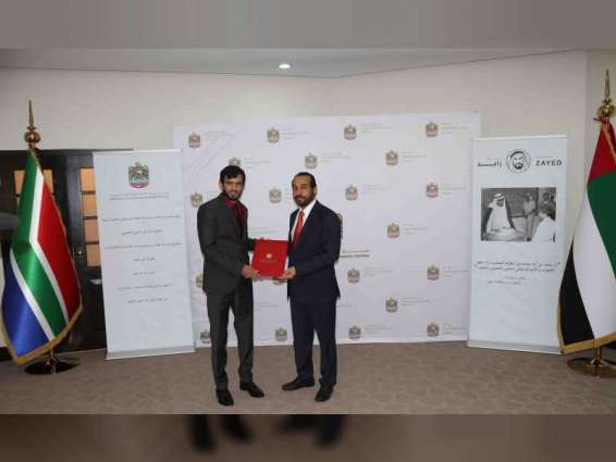 سفارة الدولة فى بريتوريا تكرم طالبا اماراتيا لحصوله على شهادة بورد الجراحة العامة