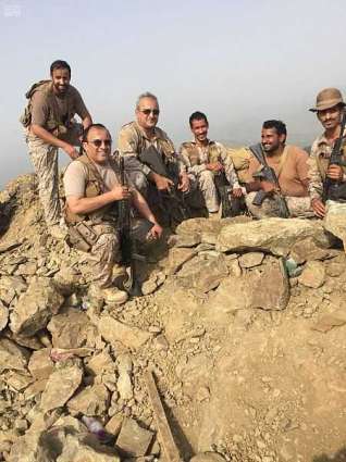 قائد القوات المشتركة يزور الوحدات العسكرية في منطقة العمليات باليمن