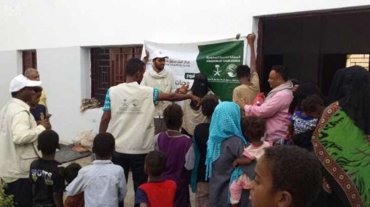 مركز الملك سلمان للإغاثة يواصل لليوم الثالث عشر توزيع وجبات إفطار الصائم في محافظة أبين