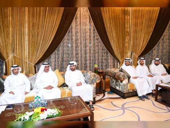 مكتوم بن محمد بن راشد يستقبل موظفي جهاز الرقابة المالية في حكومة دبي