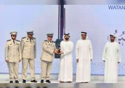 منصور بن محمد بن راشد يكرم الفائزين في الدورة السادسة لجائزة "وطني الإمارات"