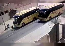 شرطة أبوظبي توقف سائق حافلة مدرسية متهور