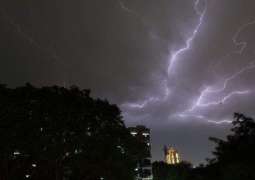            18 شخصا يلقون حتفهم جراء عواصف وصواعق في الهند          