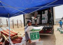 مركز الملك سلمان للإغاثة يواصل لليوم السابع عشر توزيع  السلال الغذائية على اللاجئين السوريين في مخيم الأزرق