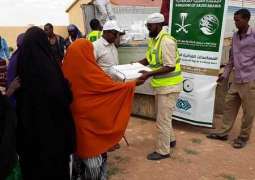 مركز الملك سلمان للإغاثة يوزع 4000 كرتون من التمور في نواحي إقليم حطن في صوماليا لاند