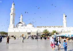 برامج سياحية منظمة تنقل الزوار إلى المعالم والمساجد التاريخية في المدينة المنورة