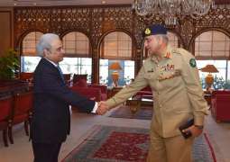 رئيس أركان الجيش الباكستاني يلتقي رئيس الوزراء الانتقالي
