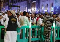 شباب مكة يشاركون رجال الأمن في تهيئة الممرات للمعتمرين والمصلين