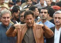ٹکٹاں د ی ونڈ:پی ٹی آئی کارکناں دا عمران خان دے گھر باہر احتجاج، فیصلا واپس لین دی منگ