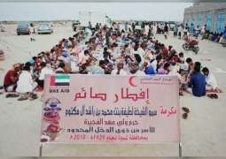 "الهلال الأحمر" يواصل تنظيم إفطاراته الجماعية بمديرية رضوم اليمنية