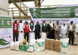 فريق مركز الملك سلمان للإغاثة يسلم مساعدات غذائية وإيوائية وطبية لجمهورية السودان