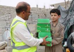 مركز الملك سلمان للإغاثة يواصل لليوم 25 توزيع وجبات إفطار الصائم في محافظة مأرب