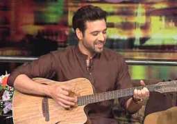 Mikaal Zulfiqar sings ‘Lahore di aa’ on guitar