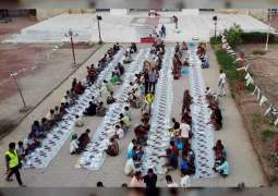 "الهلال الأحمر" ينظم إفطارا جماعيا في مدينة التواهي بعدن