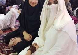 Noor Bukhari spotted with Bushra Maneka in Makkah
