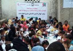 الهلال الأحمر الإماراتي يوزع 500 وجبة إفطار في مديرية الحوطة اليمنية