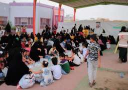 الهلال الأحمر الإماراتي يوزع كسوة العيد على مئات الأطفال في عدن