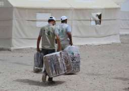 مركز الملك سلمان للإغاثة يوزع موادًا إيوائية للمتضررين من الأمطار في مخيم الخانق بصنعاء