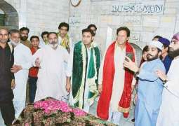 Journalist gives two reasons of Imran Khan’s visit to Pakpattan shrine