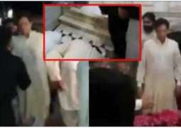 Ulema demand Imran Khan’s public apology for bowing down at Pakpattan shrine