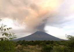 إغلاق 3 مطارات وإجلاء عشرات الأشخاص في بالي جراء ثوران بركان أجونج 