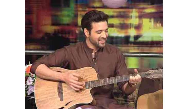 Mikaal Zulfiqar sings ‘Lahore di aa’ on guitar