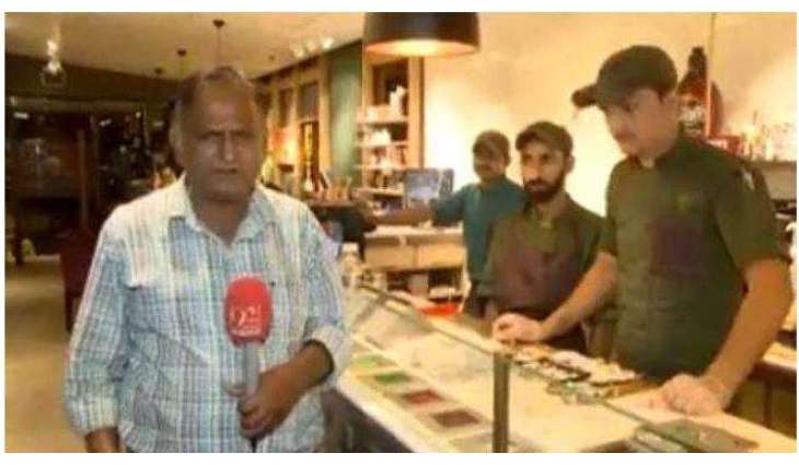Pan-eating Karanchi: Reporter Chand Nawab comes up with yet another funny beeper