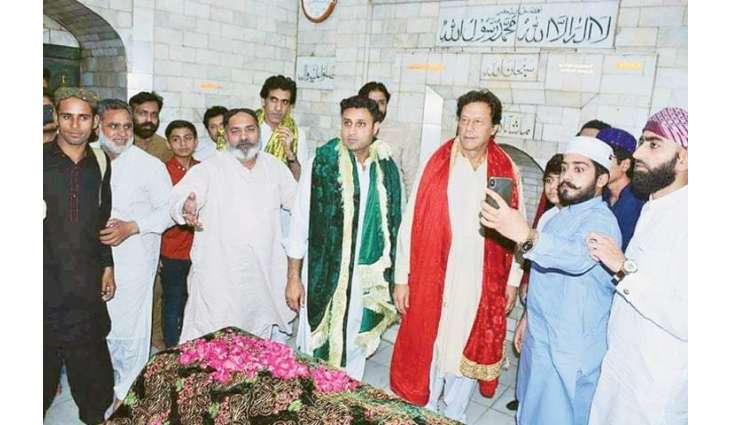 Journalist gives two reasons of Imran Khan’s visit to Pakpattan shrine