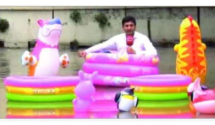 Heavy rains in Lahore: Reporter uses swimming pool to do his job