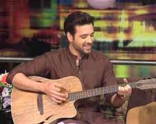 Mikaal Zulfiqar sings ‘Lahore di aa’ on guitar