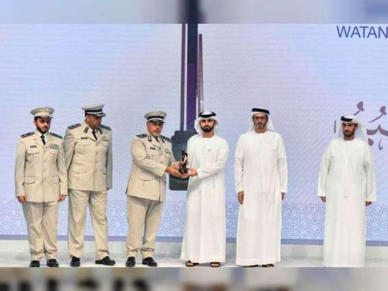 منصور بن محمد بن راشد يكرم الفائزين في الدورة السادسة لجائزة "وطني الإمارات"